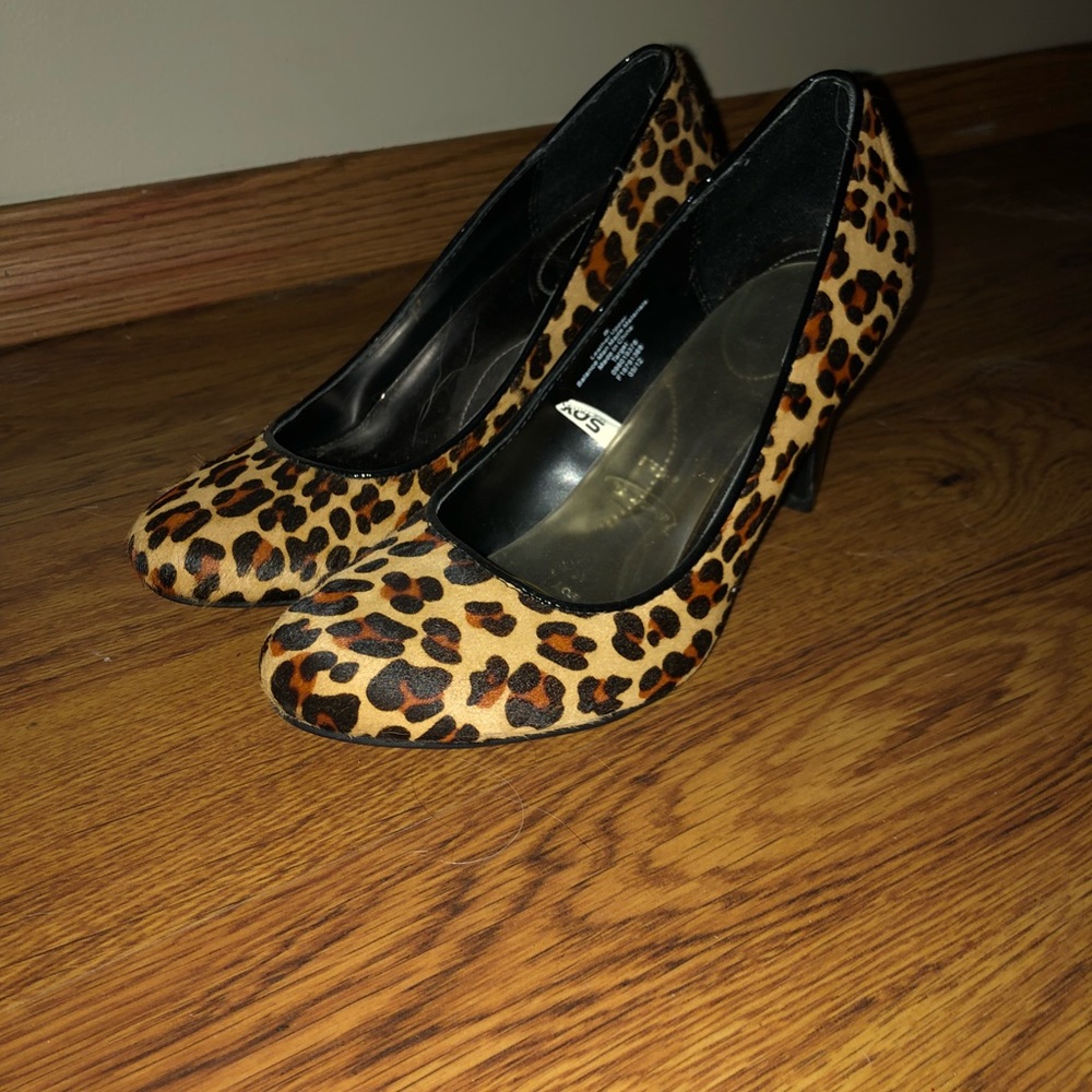 Size 7.5 Merona leopard print pumps